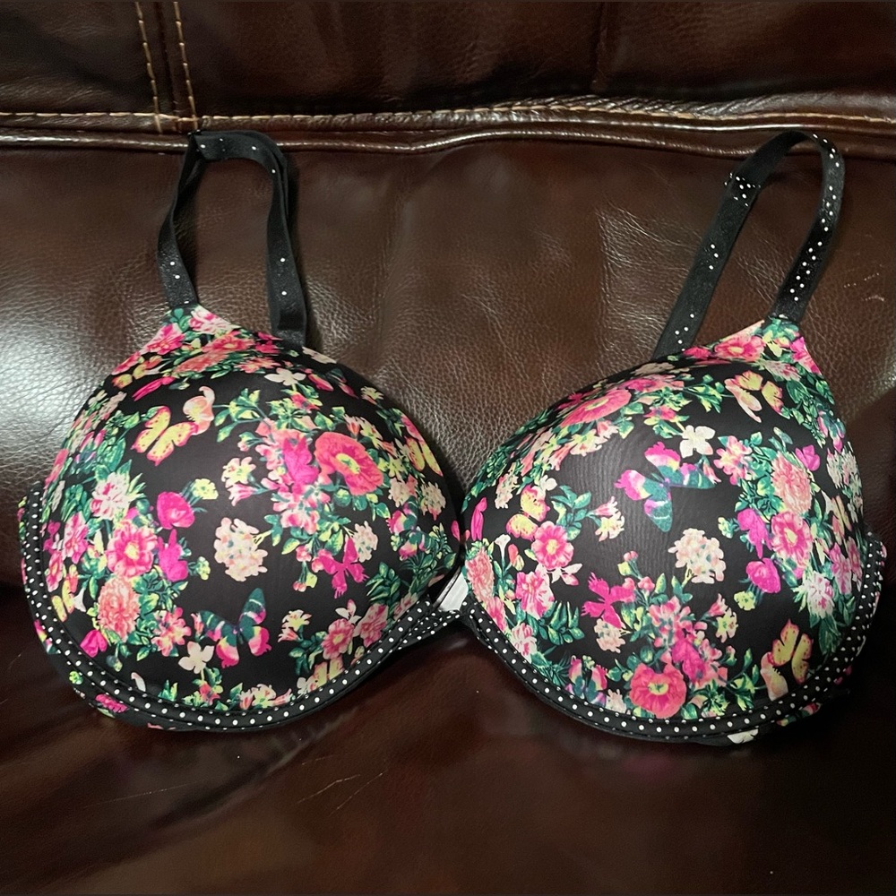 Victoria’s Secret push-up bra in size 38DD, very good used condition, beautiful
